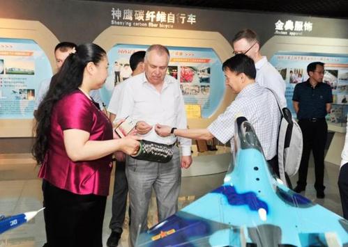 一行考察了江苏天明机械集团和连云港远洋流体装卸设备公司等4家企业